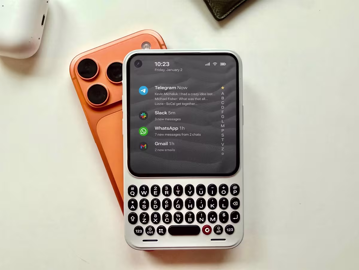 Clicks Communicator With Primary Phone